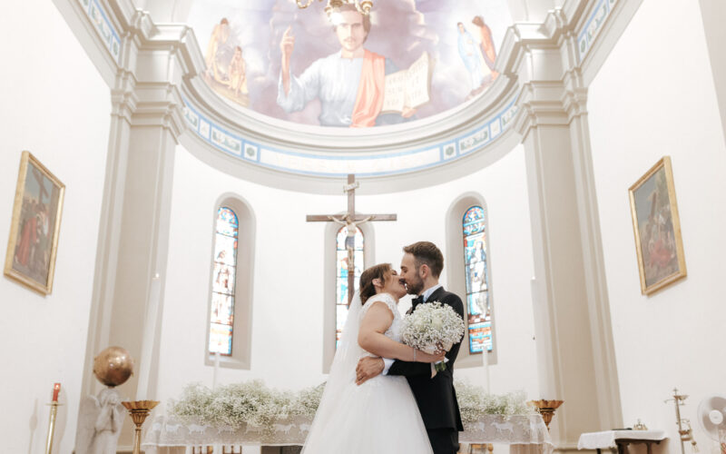 Gli sposi in chiesa, cerimonia matrimonio religioso in toscana, by claudia iride lollini