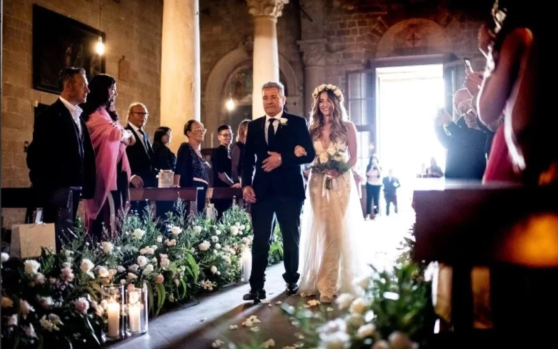 Wedding in tuscany by claudia iride lollini, il padre porta la figlia all'altare della sposa matrimonio religioso in toscana by claudia iride lollini