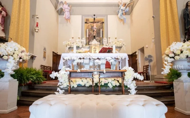 Allestimento altare in chiesa cerimonia religiosa wedding in tuscany claudia iride lollini